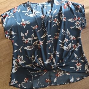Beacon Apparel Green Floral Blouse | Size M | Twist Front Short Sleeve Top